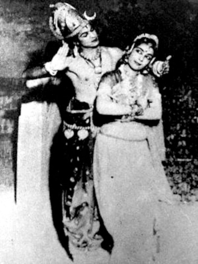 Zohra Begum with culture centre student Kameshwar Sehgal as Shiv-Parvati. They got married in 1942 in a civil ceremony at Allahabad.