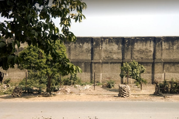 High wall surrounding Agra Central Jail
