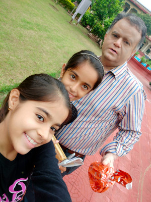 Rajesh Asnani with daughters Divya and Poorva.