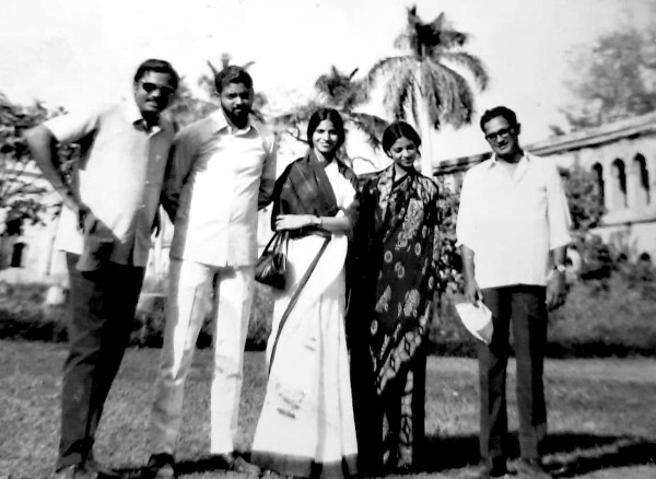 Subhash Pali with his sister, Sushma and batchmates. (from L to R): Sunil Choudhury, Komala, Sushma and Subhash Mathur.